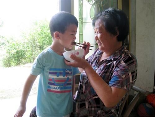 姥姥|喜欢奶奶还是姥姥?7岁儿子一句平常话,揭开了现实的无奈和残酷