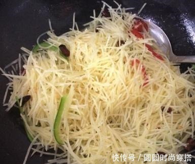 炒土豆丝|炒土豆丝时，放醋顺序是关键，很多人不懂，难怪炒出来不够香
