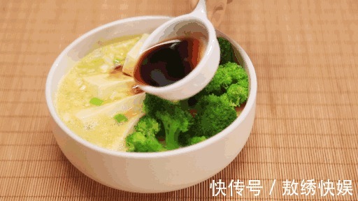 蒸制|鸡蛋羹总是蒸不好掌握4个技巧,蛋羹滑嫩无气孔,美味又好吃