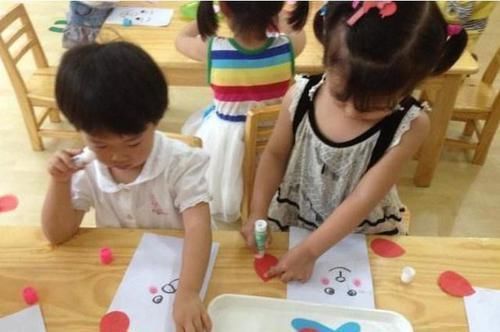 小宝宝|太可爱啦, 2岁宝宝帮妈妈提袋子, 哪怕再困也不能放开手里的重任