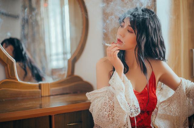 女人 女人过了40岁，尽量别留3种发型，又土又“显老”，希望你不是