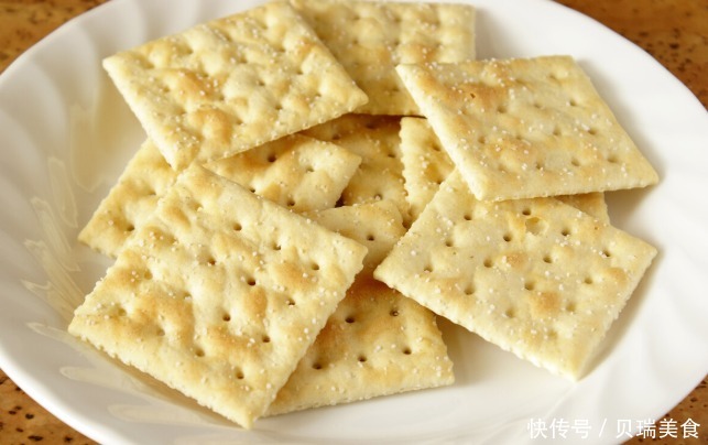 钠离子|得了高血压，管好自己的嘴，4种食物吃起来不咸，却会升压