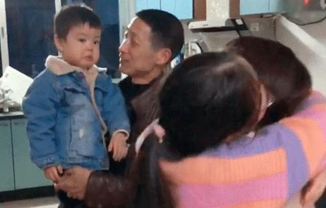 弟弟|“醋王宝宝”火了!看到妈妈只抱了姐姐,自己在一旁委屈得掉眼泪