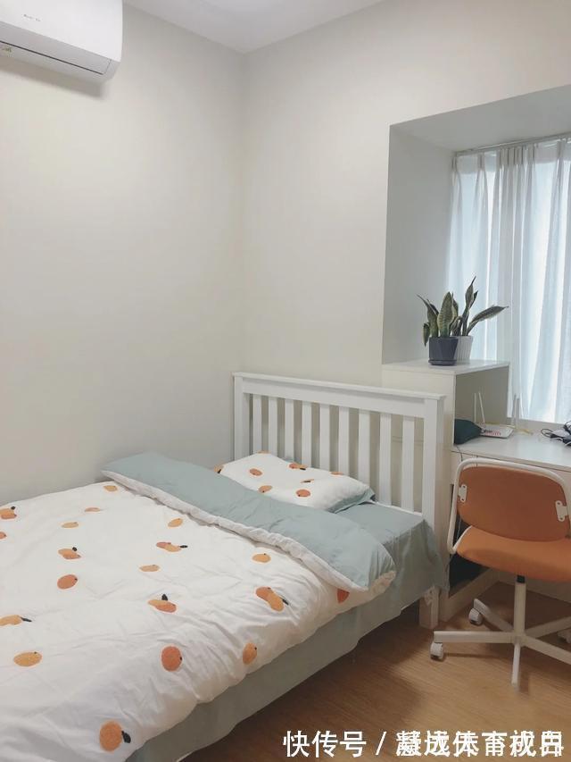 阳台上|她家不吊顶,只走石膏线,墙面不造型,只刷乳胶漆,太简洁耐看了