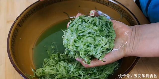  油腻|萝卜丸子家常做法，不加一滴水，外脆里嫩，一点也不油腻，太香了