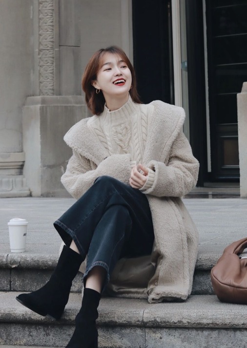 大衣 秋冬衣服别乱买,常备“高领衫”,搭配大衣、羽绒服都洋气