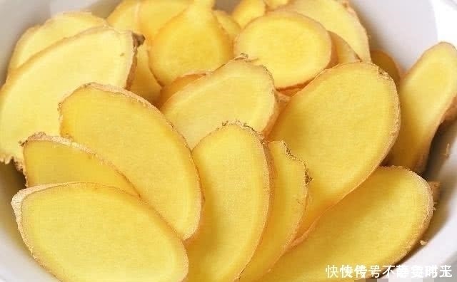 收获|晚上睡前，用生姜敷肚脐，一段时间后，你会收获4个好处！