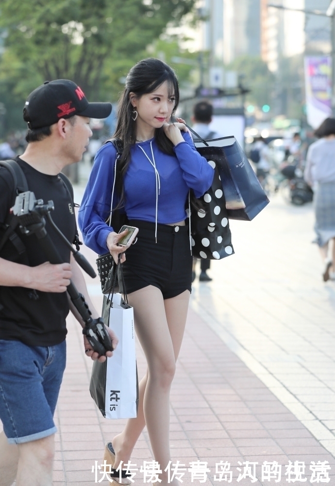 小仙女|街拍:稳重而典雅气质的美女,凹凸曼妙,简单舒适美成了小仙女!