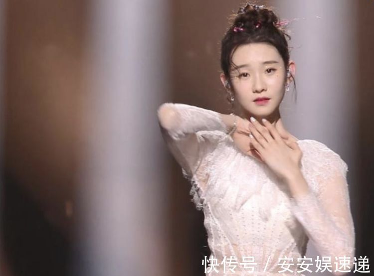 张艺凡总决赛被扛下舞台，受伤严重导致团舞取消，陈卓璇蹲地安慰