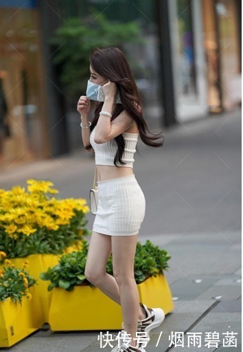 小姐姐穿白色针织裙展现运动风,小包包搭配运动鞋穿出少女感