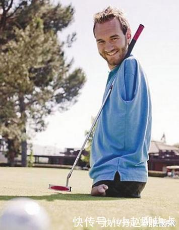 谢幕后|天生没手没脚，他却用“嘴巴”赢得世人的尊重，娶亚洲娇妻生四娃