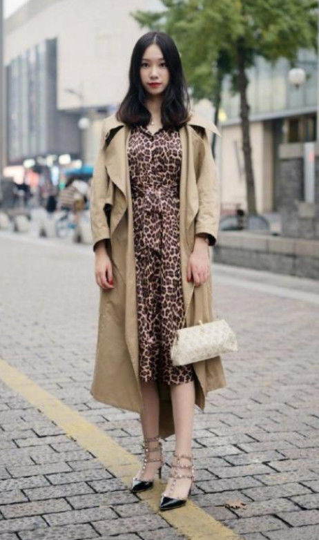 美女|身材高挑的美女,身穿时髦长裙,长发飘飘魅力十足