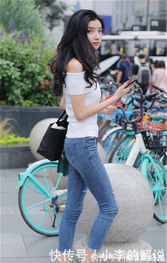 年轻 白色T字肩配牛仔裤,如此穿着,年轻少女魅力无限