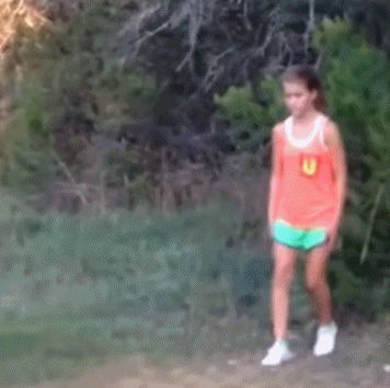 |搞笑GIF:小姐姐真是个狠人 下次过来记得带个铁盆