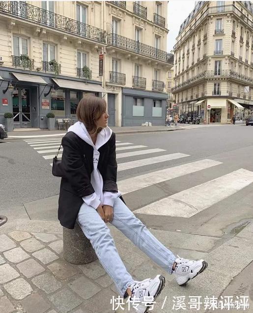 时髦|今秋火了一种穿法,叫“外套+卫衣”,时髦减龄,闭眼穿都不会错