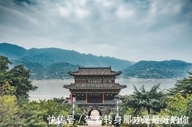 悲壮$杜甫很悲壮的一首七律,颔联乃千古名句,一直口耳相传