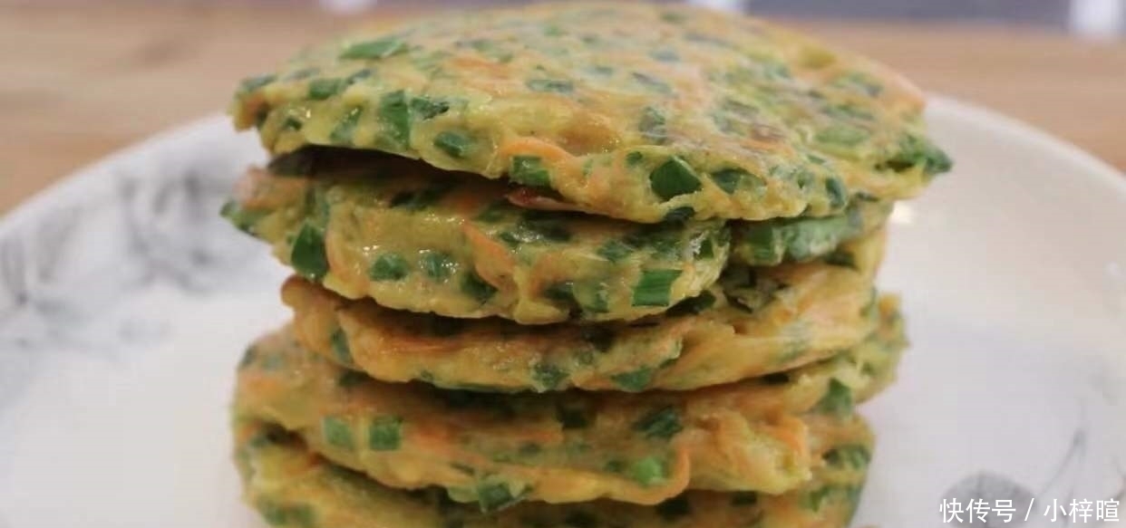 胡萝卜韭菜煎饼,简单又快速,营养又美味,早上别忘记吃饭哦~