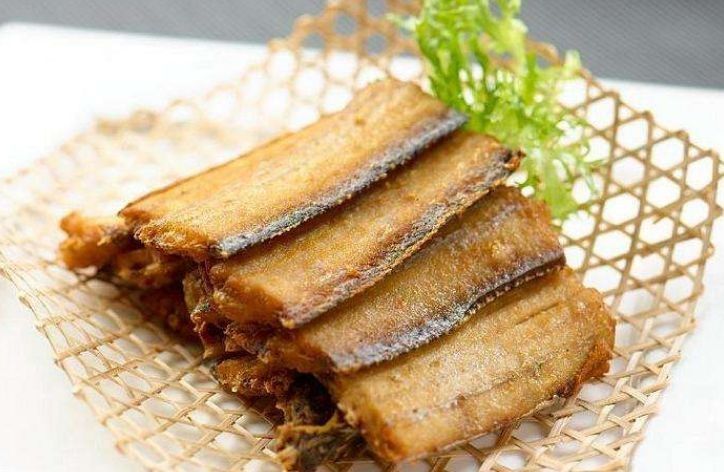 带鱼不管怎么炸，都不能直接下锅！多做一步，更入味更酥脆也不腥