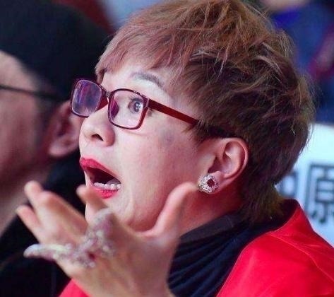 以为自己很红,上节目做导师时耍大牌,被封杀后哭着求原谅