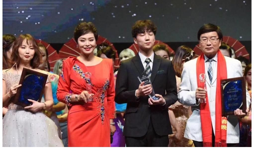 著名主持人、导演刘玮荣获中国社会福利基金会颁发“公益慈善特别贡献奖”