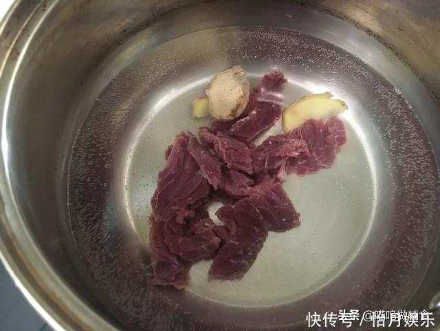 这个比白米饭营养高出好几个档!一口平底锅搞定娃喜欢的饭!