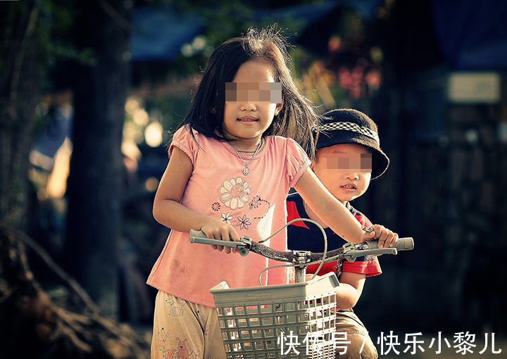 姐弟俩|“你是姐姐应该让着弟弟”,奶奶重男轻女,3年后姐弟俩差距明显