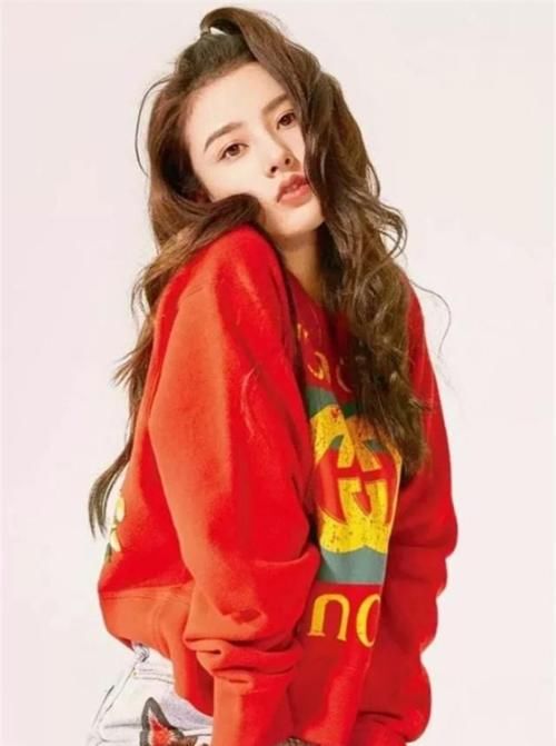 告别冬日沉闷，春季不穿红色卫衣，如何吸引男神注意力