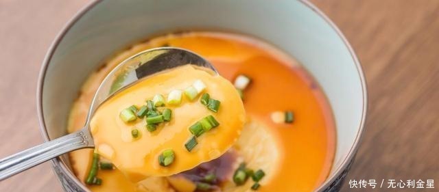 蒸鸡蛋羹|蒸鸡蛋羹时，不要直接加水，牢记2个技巧，鸡蛋细嫩又均匀！