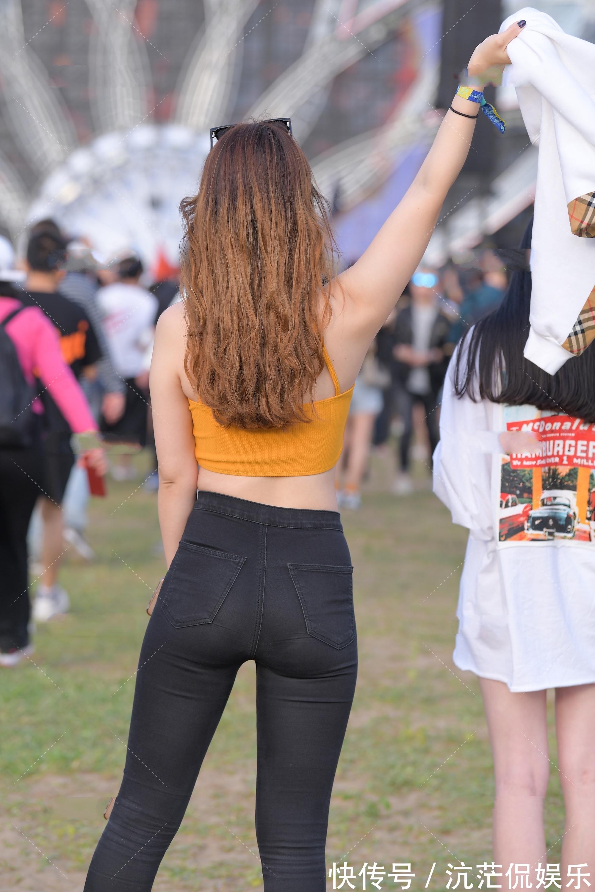 搭配 明黄色小背心搭配黑色修身裤,简单清纯,精致时尚