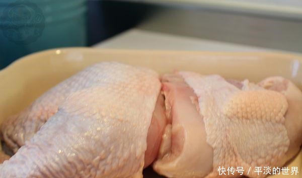 做烤鸡时,万万不要直接烤,牢记这几点,鸡肉不干柴,又香又嫩