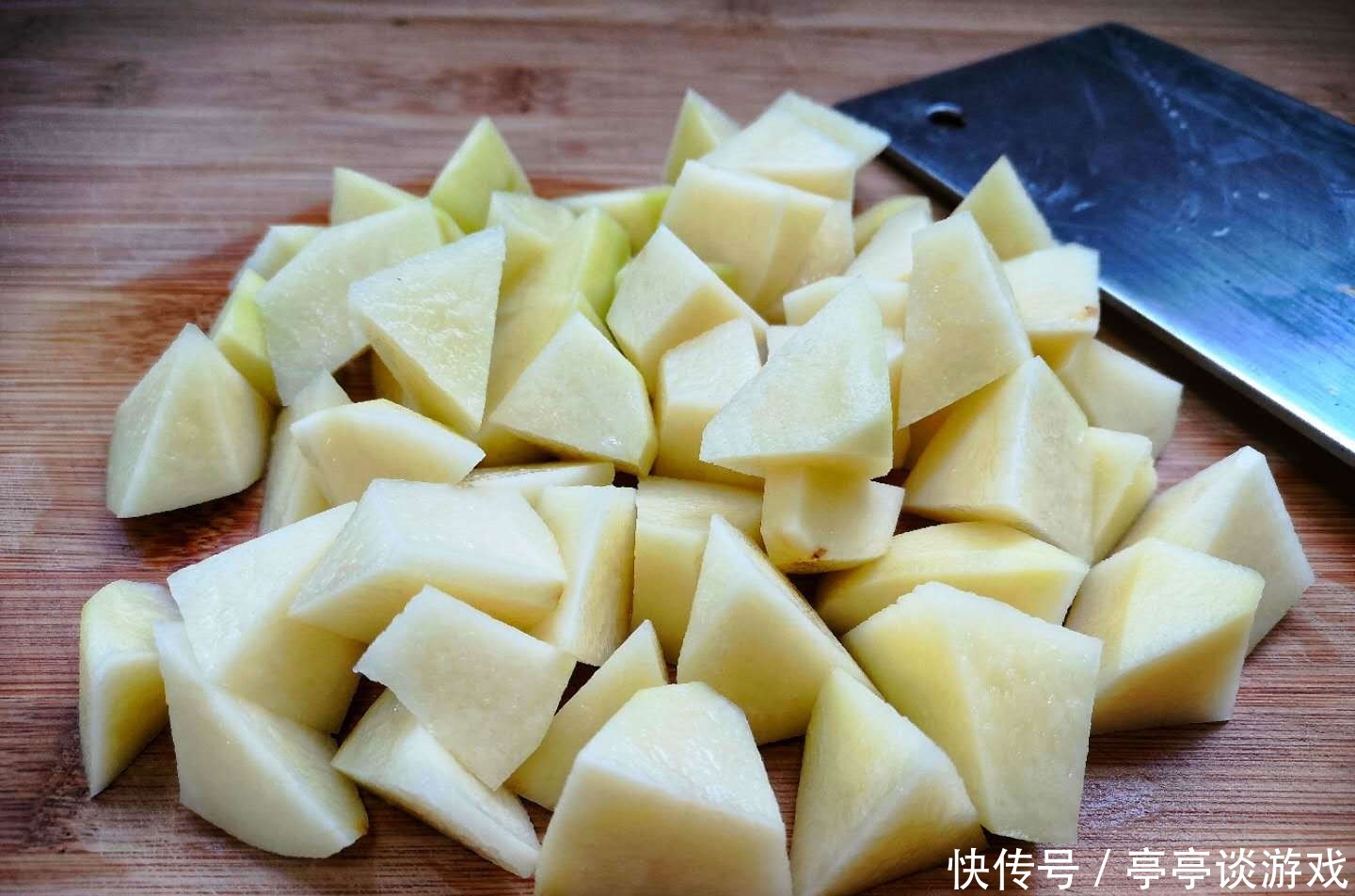 自从土豆学会这做法,我一天做2锅,比夜市烤肉好吃,连吃7天不腻