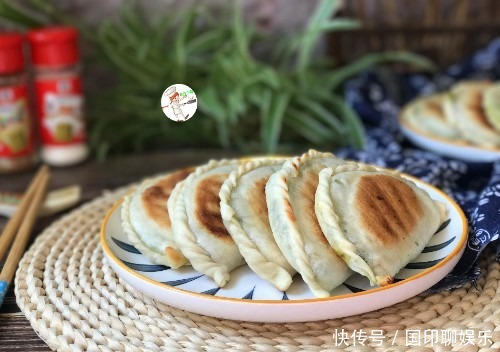 做韭菜盒子,用烫面还是发面学会这方法,饼皮边角,凉了也不硬