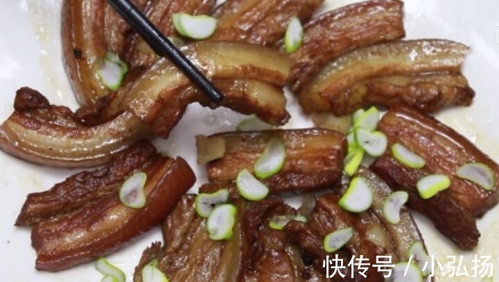 洋葱圈|婆婆做的五花肉，不用水，不用油，简单一秘制，隔壁邻居流口水