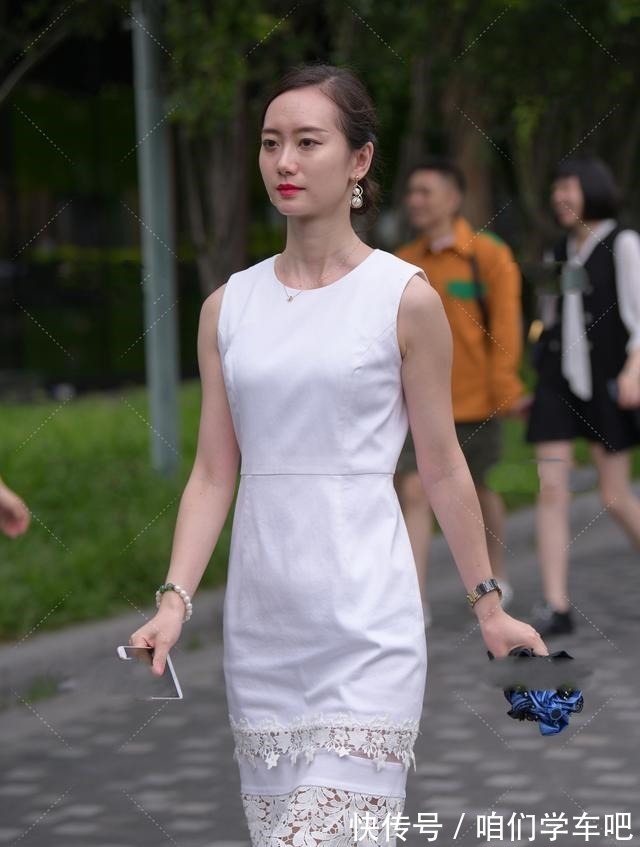 高端 白色圆领无袖连衣裙,搭配珍珠手链高贵无比,搭配红手表显得职场!