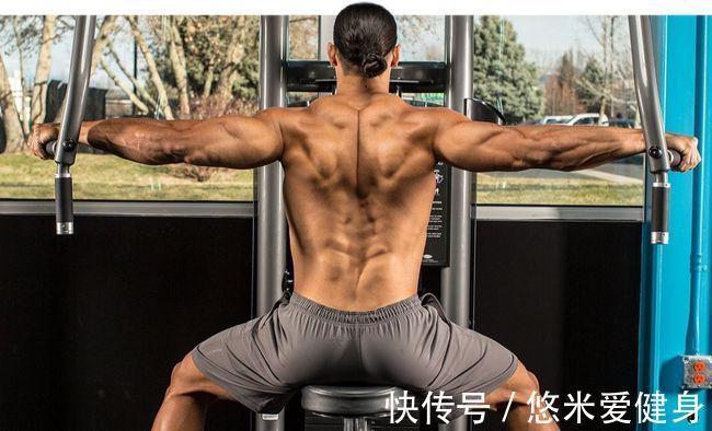 肩胛骨|如何锻炼三角肌后束?4个动作每周练2次,提升肩部肌肉立体感