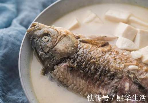 鱼汤|炖鱼汤时，不能直接下锅炖，记住2个窍门，鱼汤奶白，鲜美还不腥
