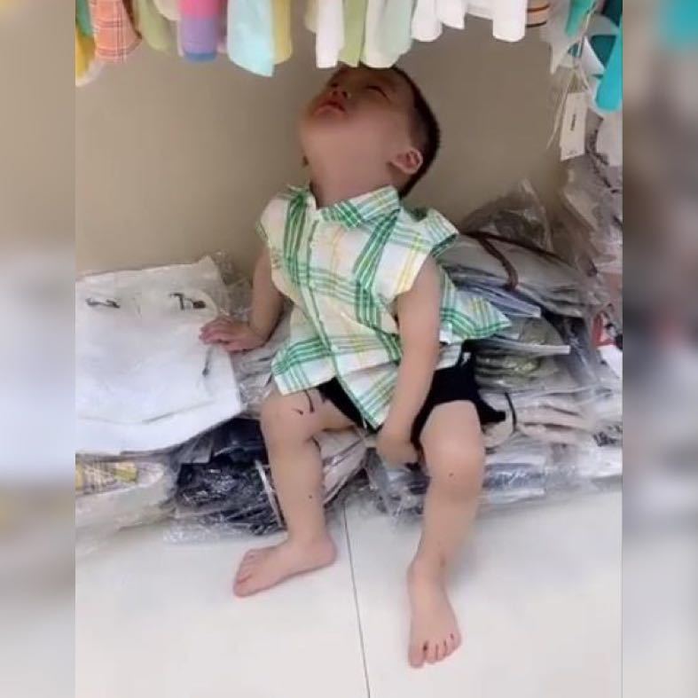 小男孩儿|姐姐喂弟弟“强制性”喝药，弟弟惊恐的眼神笑翻网友一物降一物