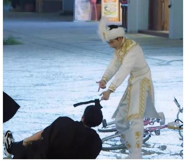 骑自行车|王源骑自行车追NPC,用成语表白女生,谈到父母让粉丝感动