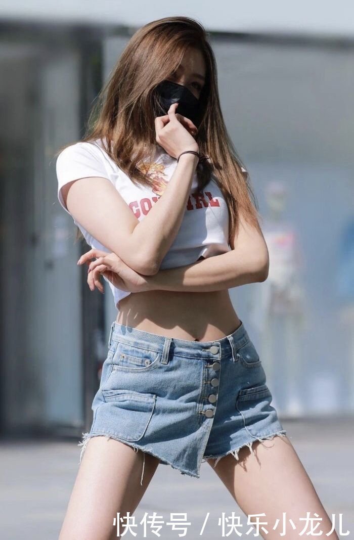 曲线|白色紧身露脐短袖,勾勒出丰满的曲线,在时尚中多了几分优雅