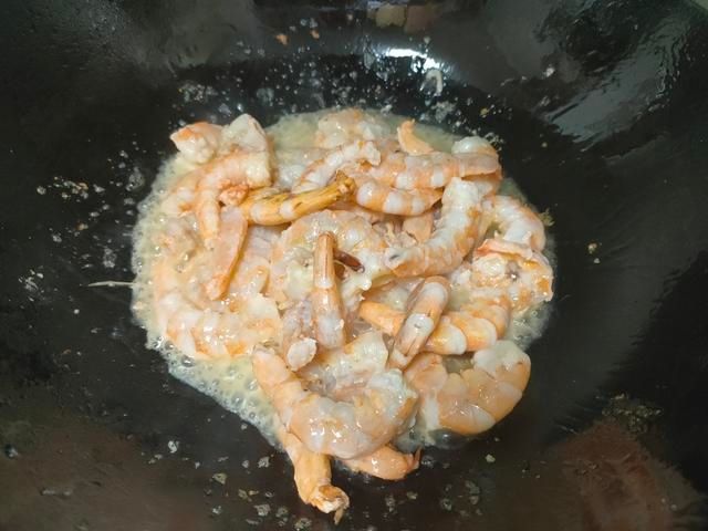 微红|丝瓜和大虾是绝配，三伏天要多吃，清凉祛暑热，安然度过夏天