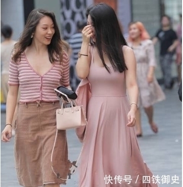 粉红|街拍粉红连衣裙穿搭,走在街上,彰显出年轻辣妈的时尚品味