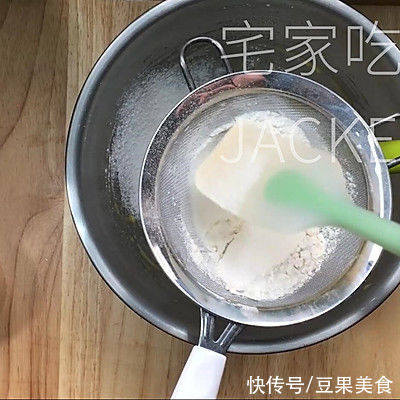 家常|家常虎皮蛋糕卷，第一次做丑了点，但是很好吃哦，虎年要虎虎生威