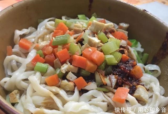 这家|郑州这家12年臊子面馆,一天100斤面不够卖,老郑州拿锅来买