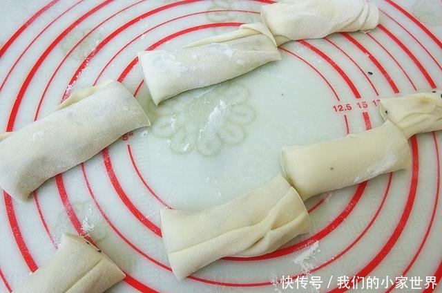  这是我最常做的主食，和面不用饧，半小时就上桌，又香又软