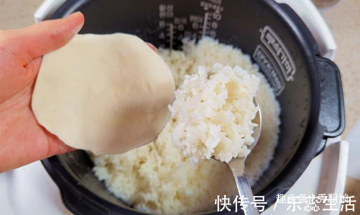 早餐|把剩米饭包进饺子皮里，出锅瞬间变美食，第一次见这种做法，真香