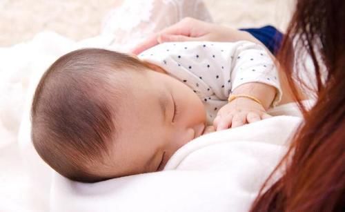 宝宝吸母乳不吸完就睡,可是又没吃饱怎么办?