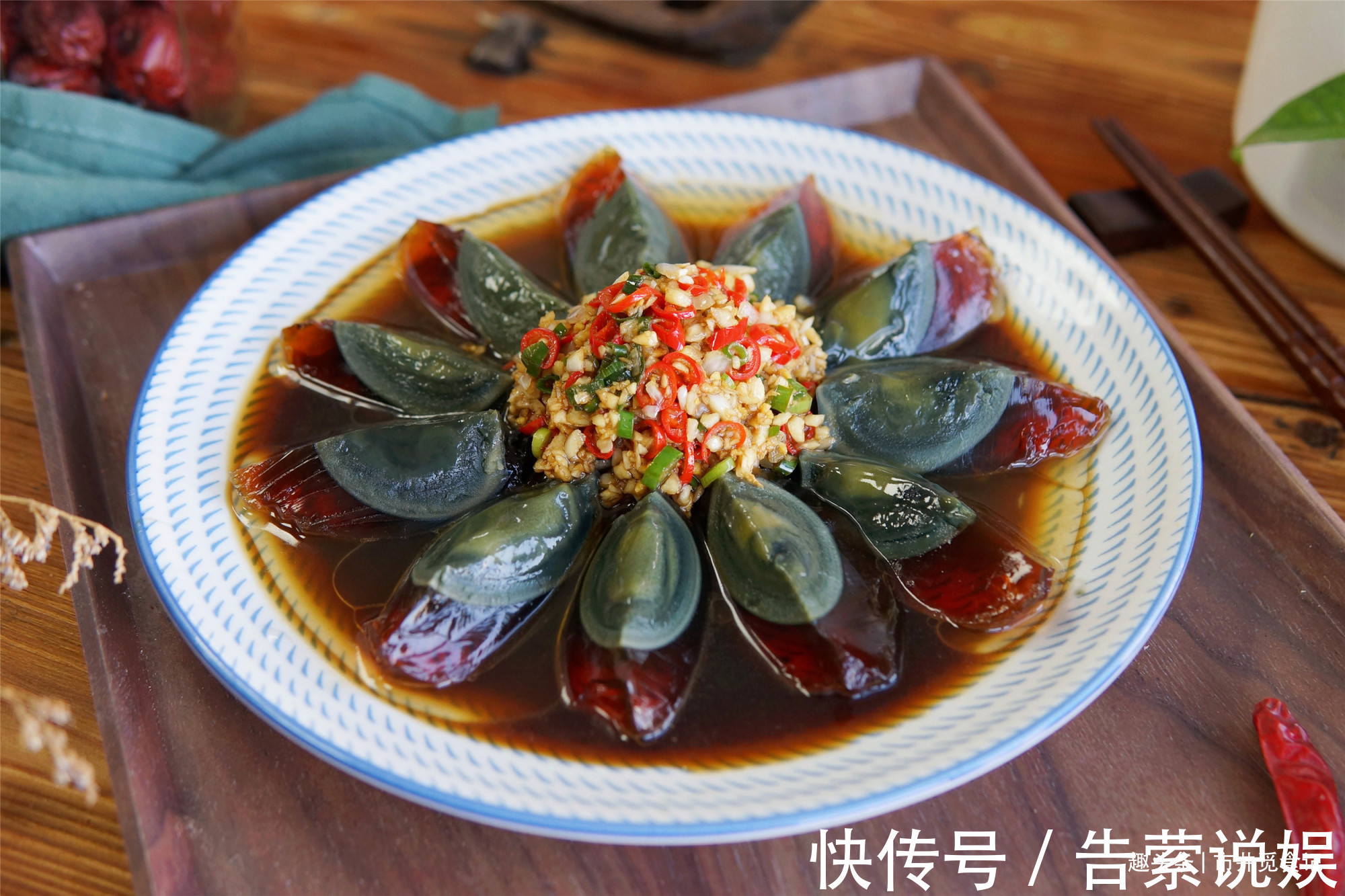 表壳|吃凉拌皮蛋，加3种调料拌一拌，不腥不发涩，味道错不了