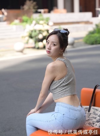 优雅 气质女生优雅穿搭,无袖上衣搭配牛仔裤,美的让人心跳
