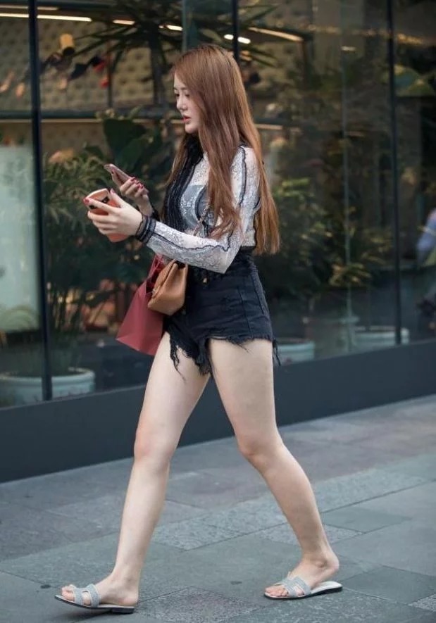 街拍:小美女呢子大衣搭配百褶蛋糕裙,温柔又乖巧,笑容甜美可爱