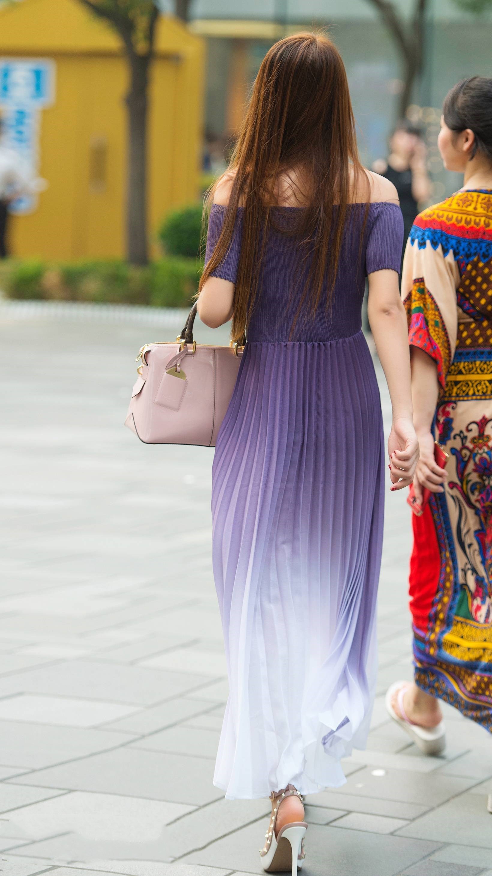 裙摆 紫色一字肩连衣裙显高贵典雅,搭配白色铆钉高跟鞋,很有仪式感